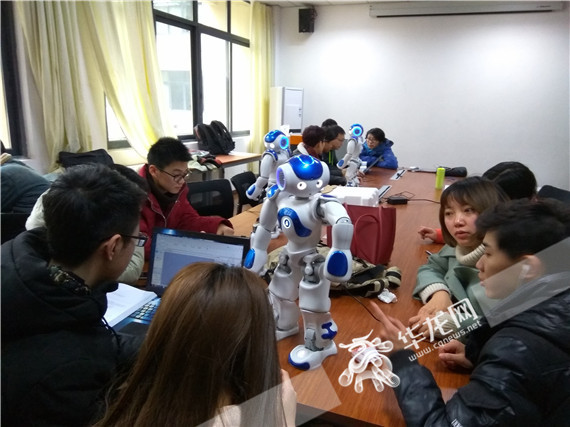 项目学生正研究机器人 重庆理工大学供图 华龙网发.jpg