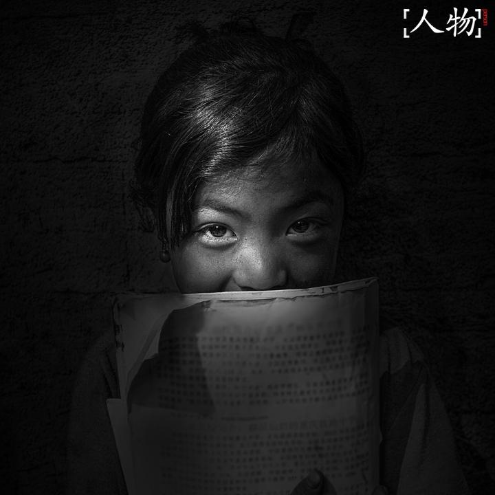 《留守儿童》 2014年10月26日,摄于大凉山,手持破旧书本的小女孩儿