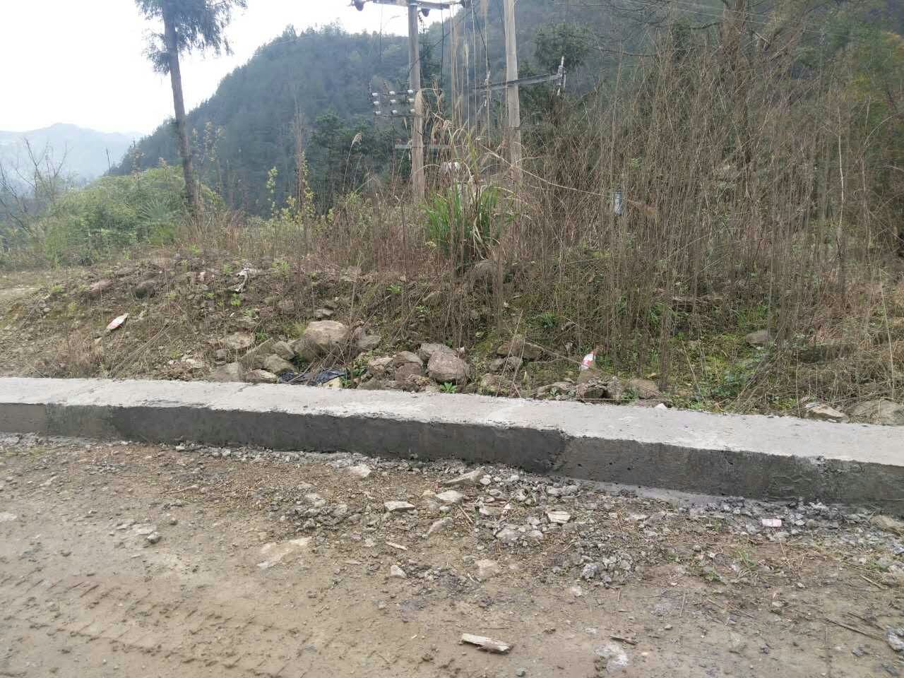 实名举报岔茅公路(岔河-无山段)路边带水泥硬化出现严重的质量问题
