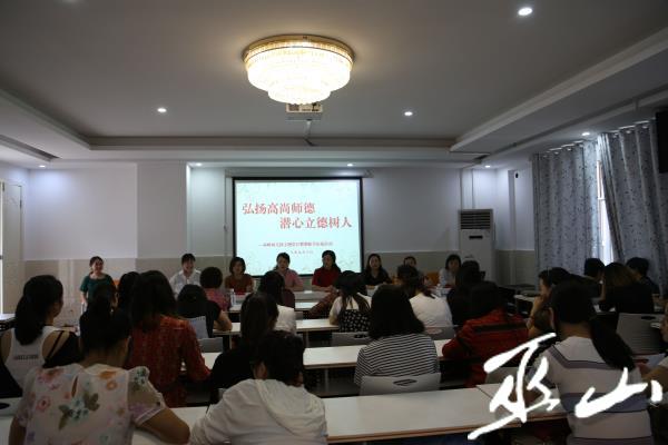 教师代表发言.jpg