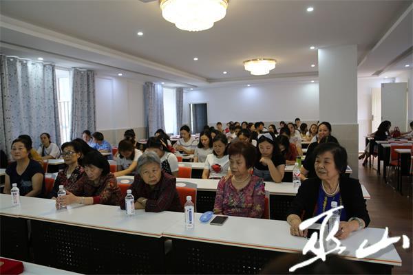 退休老师参加座谈会.jpg
