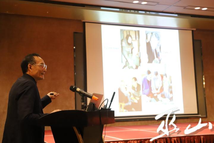 黄万波教授演示龙骨坡文化挖掘过程。.JPG