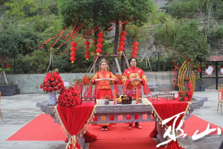 一對戀人在拜祭神女?盟誓祈福。.JPG