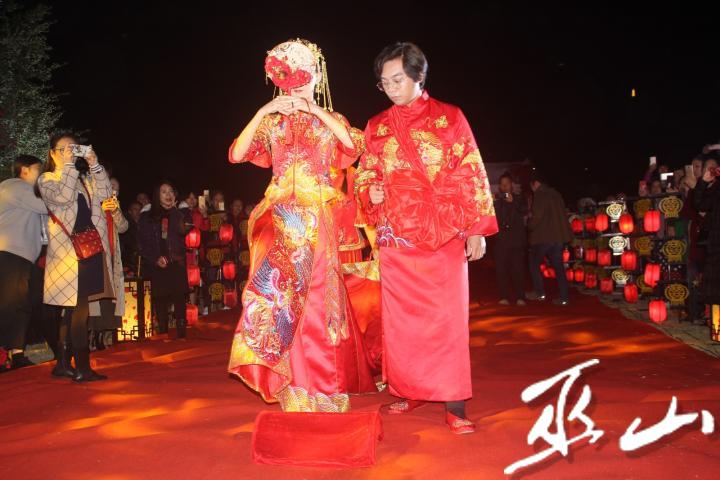 一對戀人在跨馬鞍。.JPG