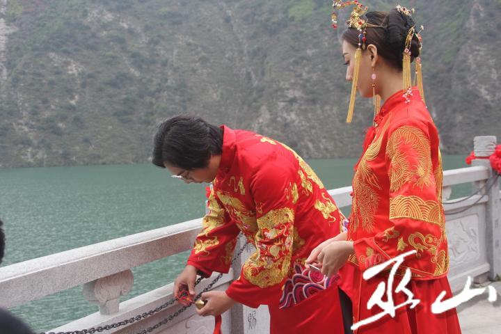 一對戀人在系合歡鈴,鎖同心鎖。.JPG