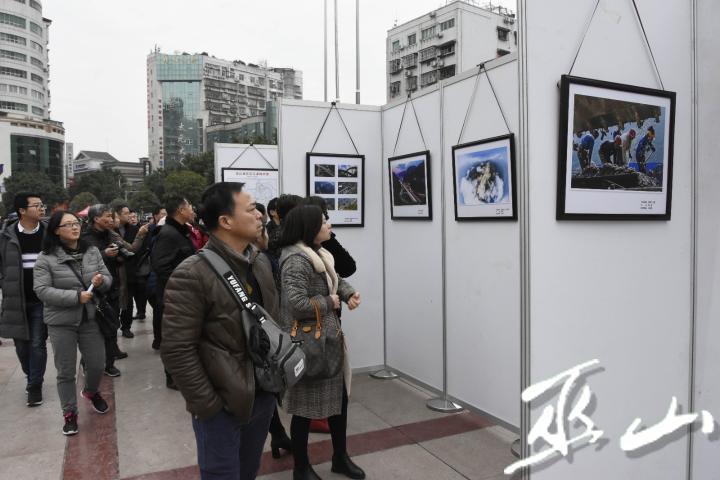 市民觀看展出。.JPG