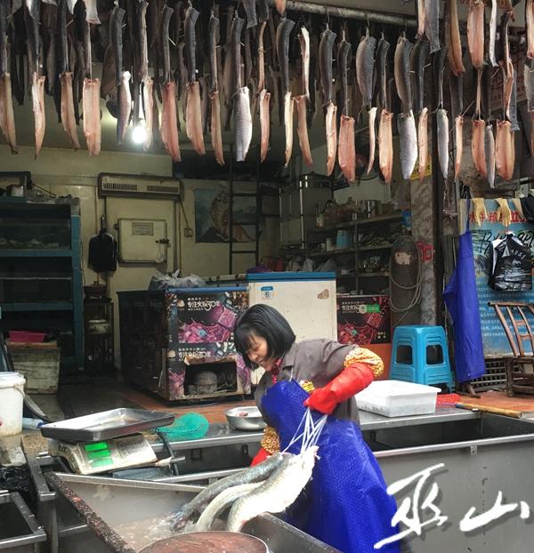 神女市場,一魚攤攤主為市民宰殺草魚。.JPG