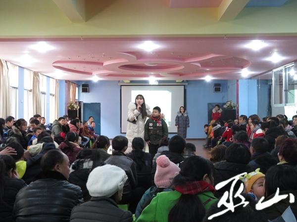 学校负责人介绍孩子表演。.JPG