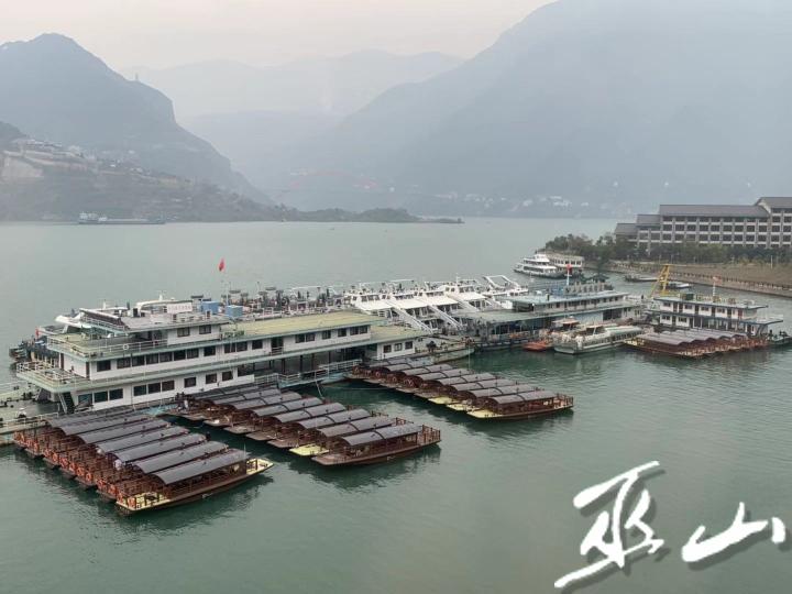 新型游船抵巫山旅游码头.jpg