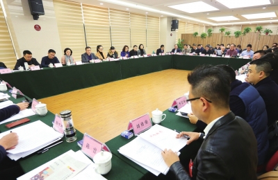 区政协委员围绕民生热点踊跃发言，聚焦停车难、振兴乡村.jpg