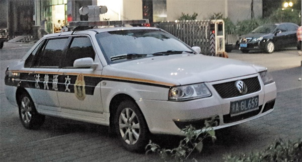 (正文)     都夜晚近21时了,一交通执法车(渝agl659)一直停在北碚区天