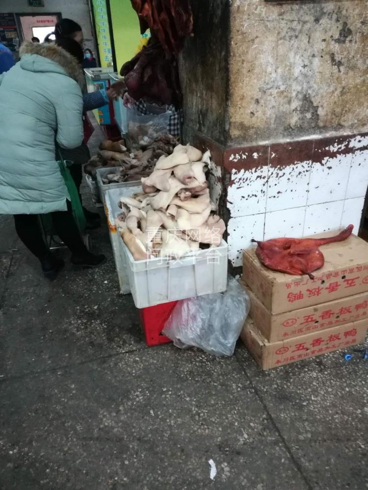 二楼公厕对面摆摊销售冰冻猪头肉